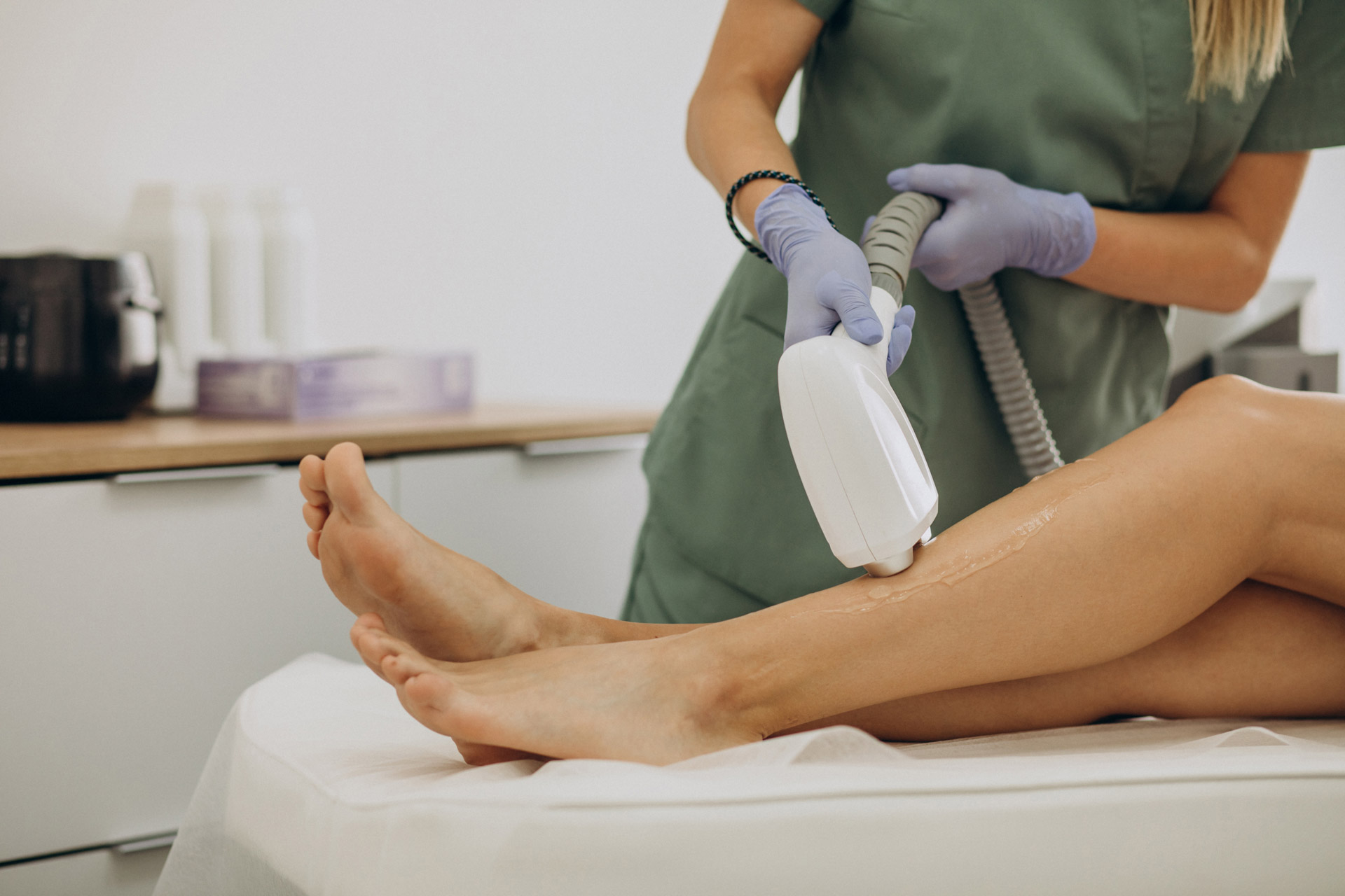 Tratamento de depilação a laser para redução progressiva dos pelos e pele mais lisa na Clínica Ticiana Pires Estética e SPA