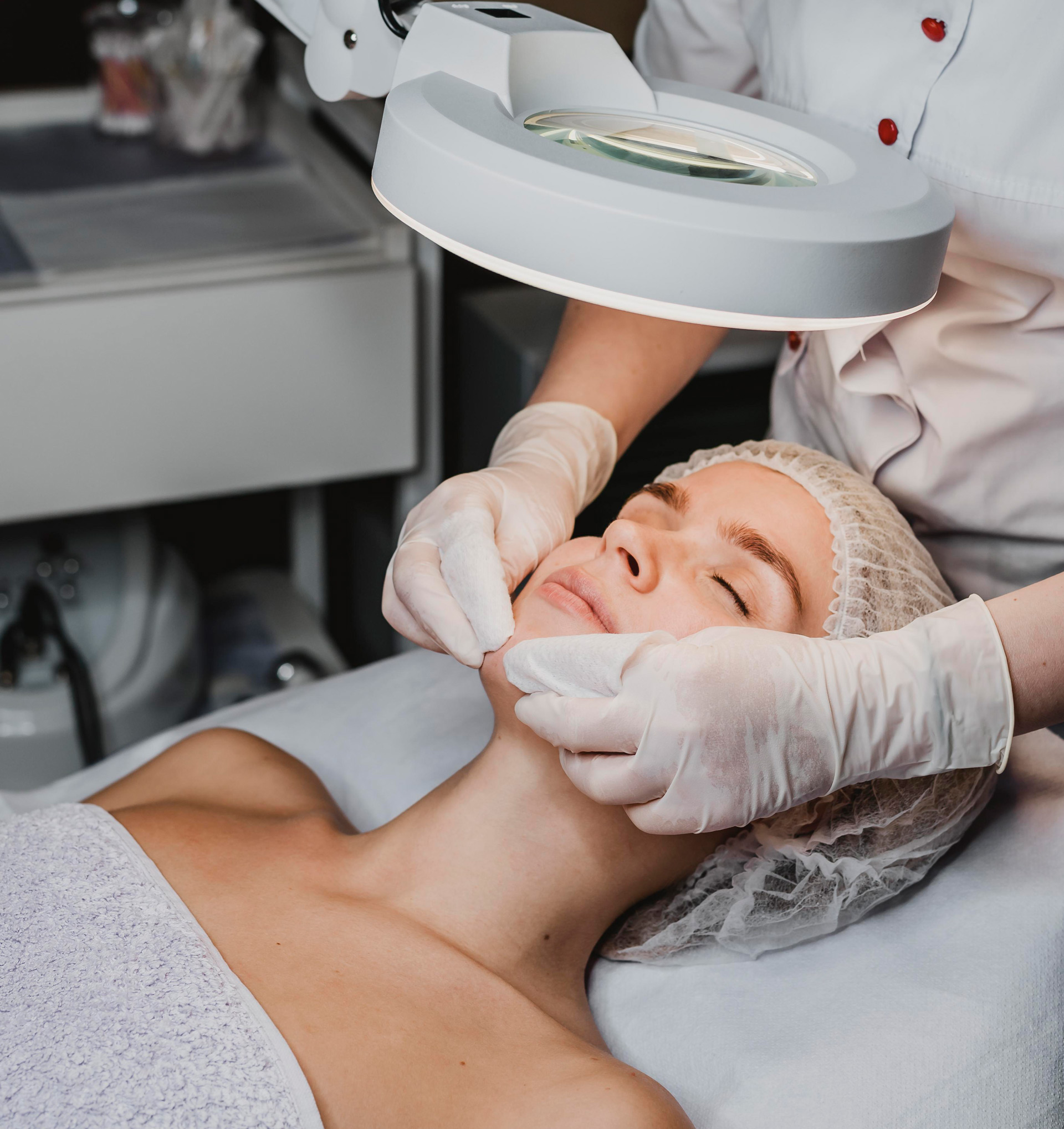 Tratamento de limpeza de pele para remoção de impurezas, cravos e renovação da pele na Clínica Ticiana Pires Estética e SPA