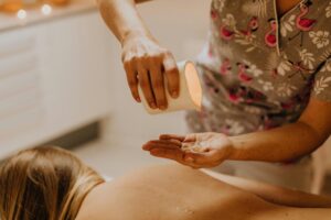 Candle Massage relaxante com óleos aromáticos na Clínica Ticiana Pires