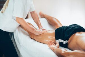 Massagem desportiva para recuperação muscular e alívio de tensões