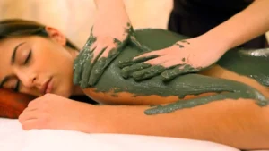 Talassoterapia com esfoliação, argila e hidratação corporal na Clínica Ticiana Pires Estética e SPA