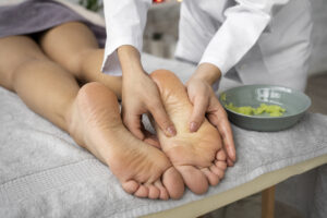 Reflexologia podal terapêutica realizada na Clínica Ticiana Pires Estética e SPA
